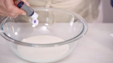 Adım adım. Gıda tek boynuzlu at şekerli kurabiye süslemek için Royal Icing içine boyama karıştırma.
