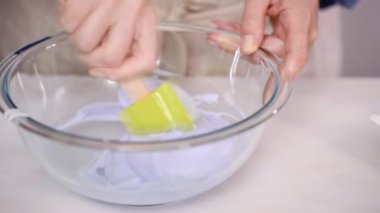 Adım adım. Gıda tek boynuzlu at şekerli kurabiye süslemek için Royal Icing içine boyama karıştırma.