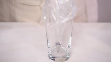 Adım adım. Gıda tek boynuzlu at şekerli kurabiye süslemek için Royal Icing içine boyama karıştırma.