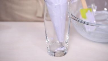 Adım adım. Gıda tek boynuzlu at şekerli kurabiye süslemek için Royal Icing içine boyama karıştırma.