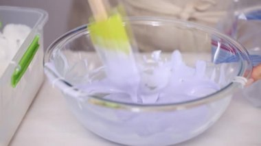 Adım adım. Gıda tek boynuzlu at şekerli kurabiye süslemek için Royal Icing içine boyama karıştırma.