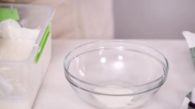 Zaman atlamalı. Adım adım. Gıda tek boynuzlu at şekerli kurabiye süslemek için Royal Icing içine boyama karıştırma.