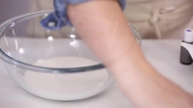 Zaman atlamalı. Adım adım. Gıda tek boynuzlu at şekerli kurabiye süslemek için Royal Icing içine boyama karıştırma.