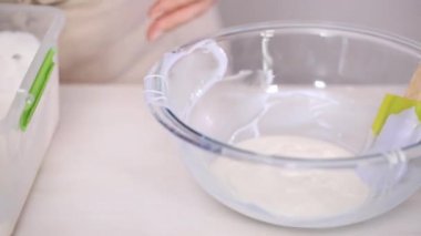 Zaman atlamalı. Adım adım. Gıda tek boynuzlu at şekerli kurabiye süslemek için Royal Icing içine boyama karıştırma.