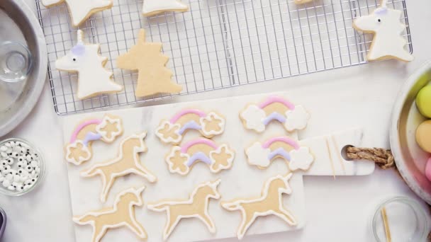 Bovenaanzicht Stap Voor Stap Decoreren Unicorn Vormige Suiker Koekjes Met — Stockvideo