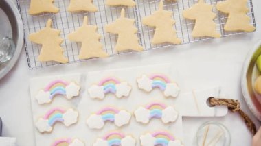 Üstten görünüm. Adım adım. Küçük kız Doğum günü partisi için Kraliyet buzlanma ile şeker çerezleri dekorasyon tek boynuzlu at şeklinde.