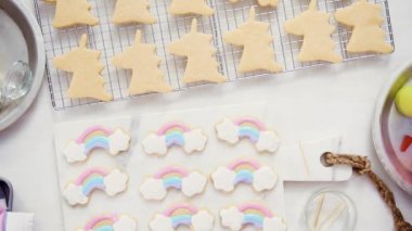 Üstten görünüm. Adım adım. Küçük kız Doğum günü partisi için Kraliyet buzlanma ile şeker çerezleri dekorasyon tek boynuzlu at şeklinde.