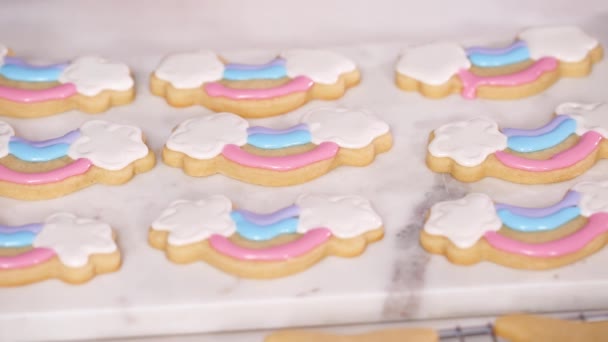 Stap Voor Stap Decoreren Unicorn Vormige Suiker Koekjes Met Royal — Stockvideo