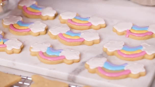 Stap Voor Stap Decoreren Unicorn Vormige Suiker Koekjes Met Royal — Stockvideo