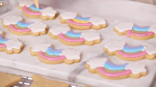 Schritt Für Schritt Zuckerkekse Einhornform Mit Königlichem Zuckerguss Für Kleine — Stockvideo