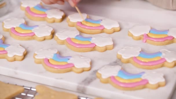 Lépésről Lépésre Díszítő Egyszarvú Alakú Királyi Jegesedés Cukor Cookie Kis — Stock videók