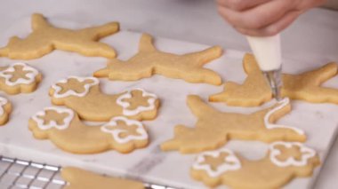 Adım adım. Küçük kız Doğum günü partisi için Kraliyet buzlanma ile şeker çerezleri dekorasyon tek boynuzlu at şeklinde