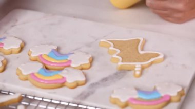 Adım adım. Küçük kız Doğum günü partisi için Kraliyet buzlanma ile şeker çerezleri dekorasyon tek boynuzlu at şeklinde