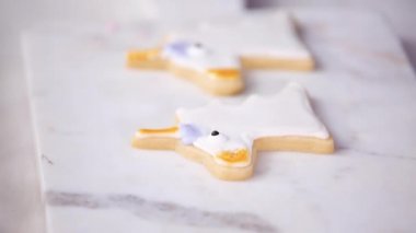 Adım adım. Küçük kız Doğum günü partisi için Kraliyet buzlanma ile şeker çerezleri dekorasyon tek boynuzlu at şeklinde