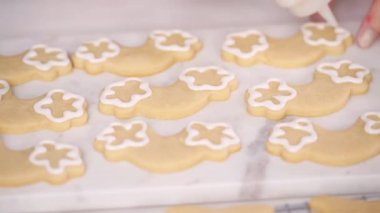 Zaman atlamalı. Adım adım. Küçük kız Doğum günü partisi için Kraliyet buzlanma ile şeker çerezleri dekorasyon tek boynuzlu at şeklinde