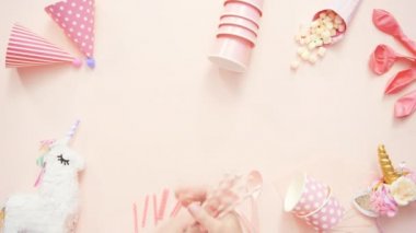 Doğum günü partisi unicorn tema pembe düz içinde yatıyordu