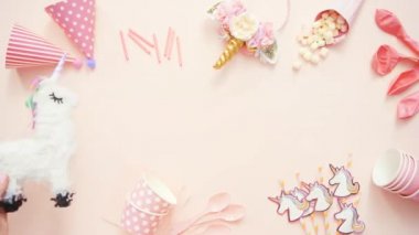 Doğum günü partisi unicorn tema pembe düz içinde yatıyordu