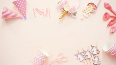 Doğum günü partisi unicorn tema pembe düz içinde yatıyordu