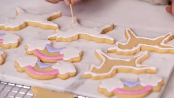 Stap Voor Stap Decoreren Unicorn Vormige Suiker Koekjes Met Royal — Stockvideo