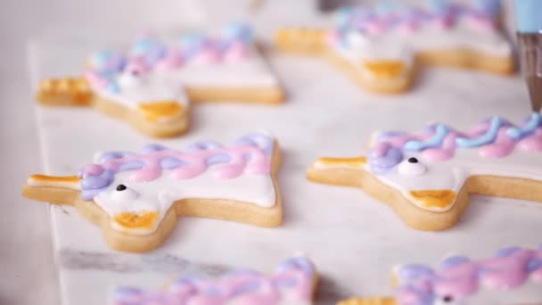 一歩一歩 飾るユニコーン小さな女の子の誕生日パーティーのための高貴なアイシングとシュガー クッキーの形 — ストック動画
