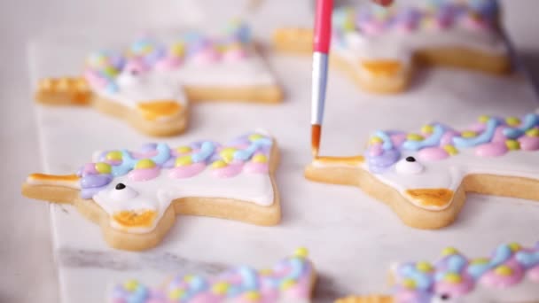 循序渐进 装饰独角兽形状糖饼干与皇家糖衣小女孩生日聚会 — 图库视频影像