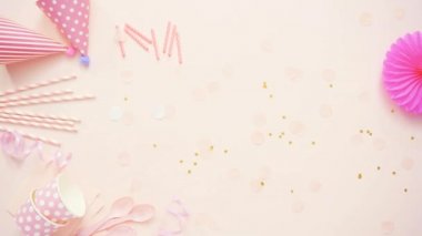 Doğum günü partisi unicorn tema pembe düz içinde yatıyordu