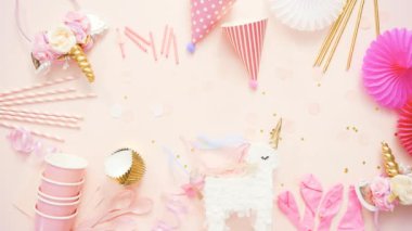 Doğum günü partisi unicorn tema pembe düz içinde yatıyordu