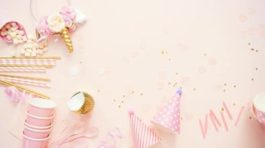 Doğum günü partisi unicorn tema pembe düz içinde yatıyordu