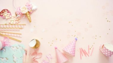 Doğum günü partisi unicorn tema pembe düz içinde yatıyordu