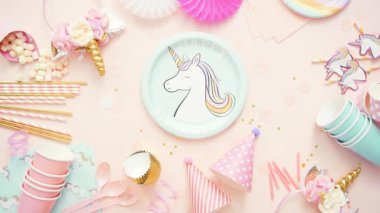 Doğum günü partisi unicorn tema pembe düz içinde yatıyordu