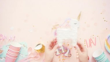 Doğum günü partisi unicorn tema pembe düz içinde yatıyordu