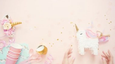 Doğum günü partisi unicorn tema pembe düz içinde yatıyordu