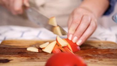 Adım adım. Empanadas yapmak doldurmak için kırmızı elma Dilimleme