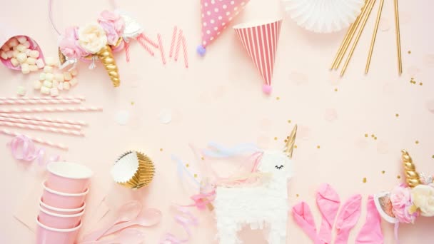 ピンクのフラットにユニコーンをテーマに誕生日パーティーを置く — ストック動画