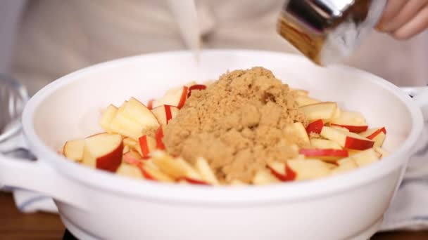 Paso Paso Freír Manzanas Rojas Con Azúcar Morena Para Rellenar — Vídeos de Stock