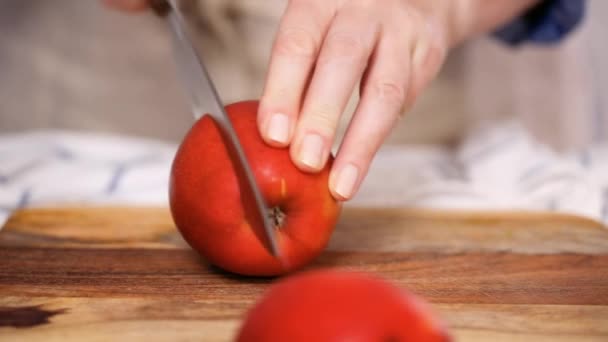 Schritt Für Schritt Schneiden Roter Äpfel Zur Füllung Für Empanadas — Stockvideo