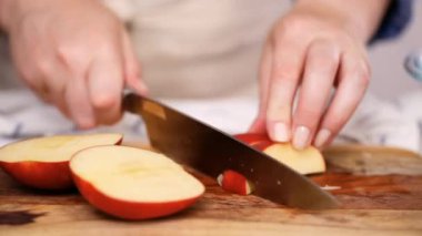 Adım adım. Empanadas yapmak doldurmak için kırmızı elma Dilimleme