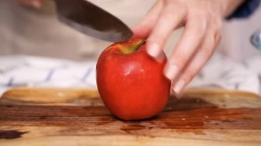 Adım adım. Empanadas yapmak doldurmak için kırmızı elma Dilimleme