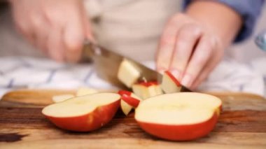 Adım adım. Empanadas yapmak doldurmak için kırmızı elma Dilimleme