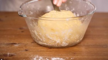 Adım adım. Malzemeler hamur empanadas için yapmak için karıştırma