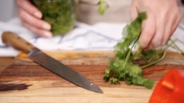 Adım adım. Dolgu empanadas için yapmak için kesme sebze.