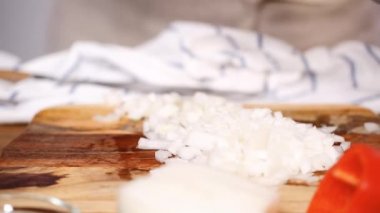 Adım adım. Dolgu empanadas için yapmak için kesme sebze