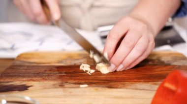 Adım adım. Dolgu empanadas için yapmak için kesme sebze