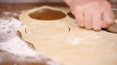 Adım adım. Hamur için ev yapımı empanadas haddeleme