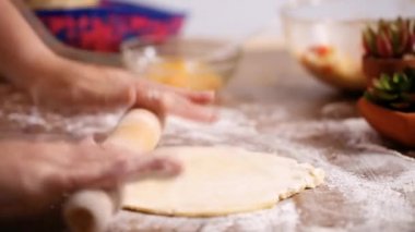 Adım adım. Hamur için ev yapımı empanadas haddeleme
