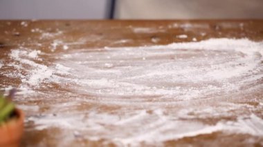 Adım adım. Hamur için ev yapımı empanadas haddeleme