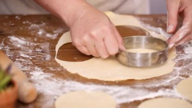 Adım adım. Hamur için ev yapımı empanadas haddeleme