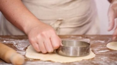 Adım adım. Hamur için ev yapımı empanadas haddeleme