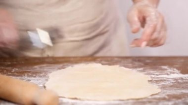 Adım adım. Hamur için ev yapımı empanadas haddeleme