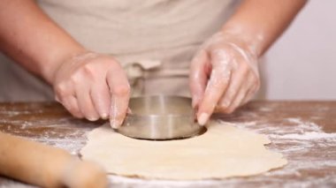 Adım adım. Hamur için ev yapımı empanadas haddeleme